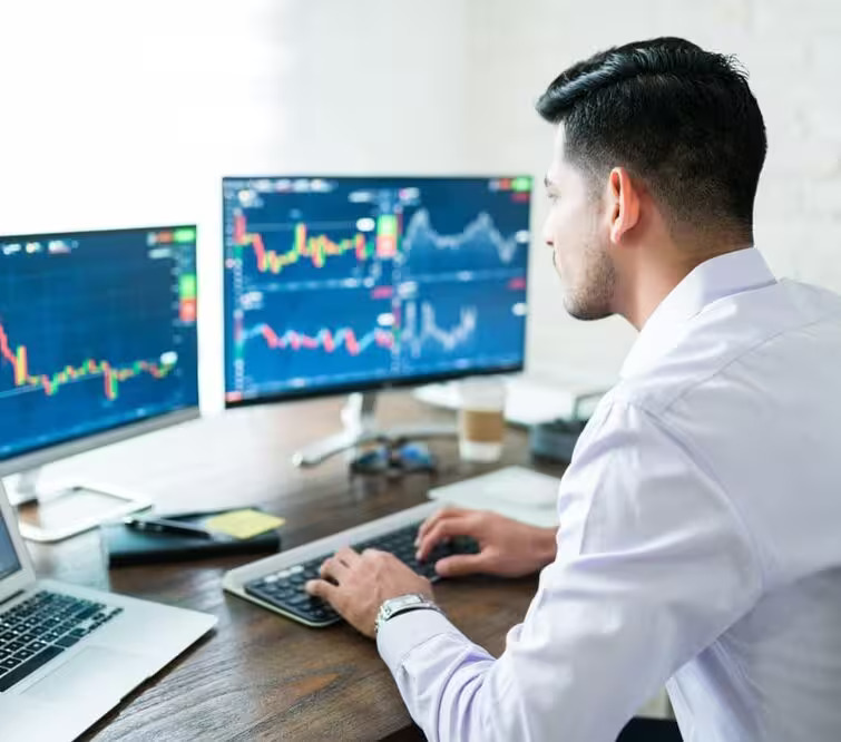 Performans grafiklerini inceleyen iş birliği içindeki işlem ekibi